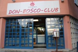 Blaue Eingangstür des Don Bosco Clubs in Essen-Borbeck