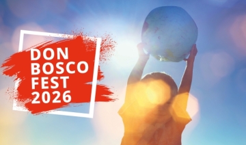 Ein weißer Rahmen auf der linken Seite mit roten Farbstreifen und Text "Don Bosco Fest 2026). Im Hintergrund blauer Himmel, auf der rechten Seite ein Kind, das einen Ball hochhält.