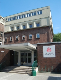 Stufen zum Eingangsbereich des Don Bosco Gymnasiums in Essen-Borbeck