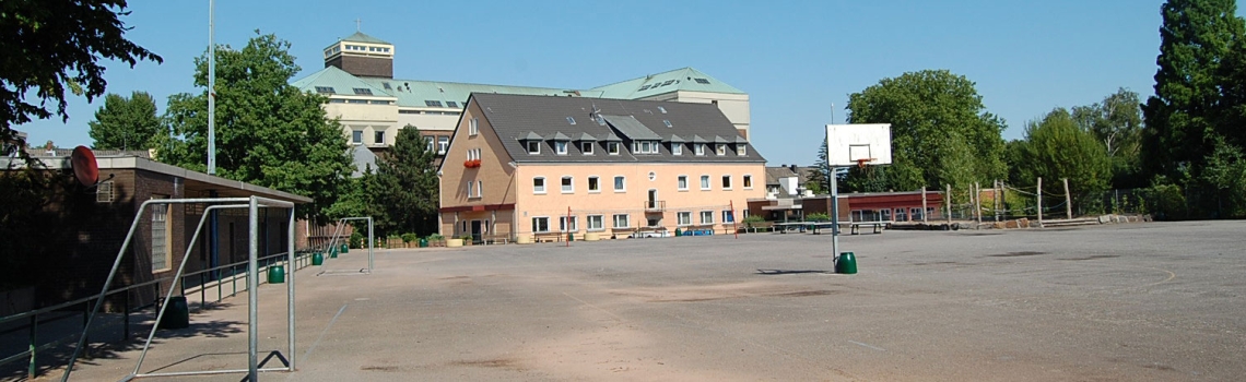 Aussicht auf den Sportplatz des Don Bosco Campus.jpg