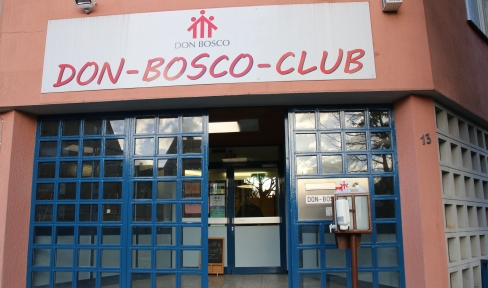 Blaue Eingangstür des Don Bosco Clubs in Essen-Borbeck