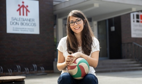 Anna Menge mit Volleyball vor dem Don Bosco Gymnasium im Essen 